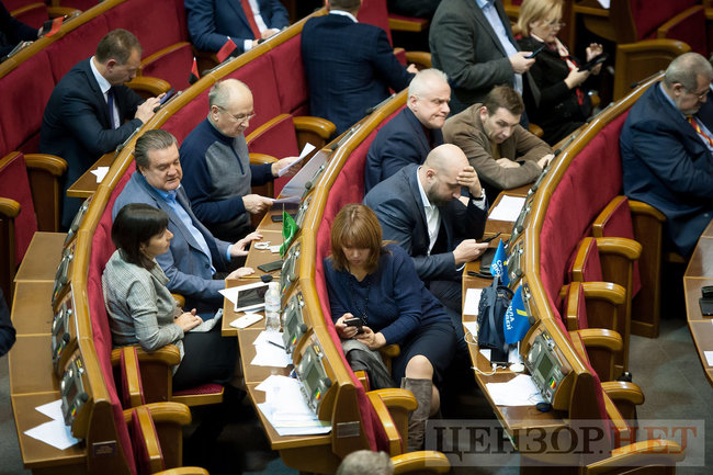 Блокування трибуни й аншлаг біля силовиків: як відбувається позачергове засідання Ради 13