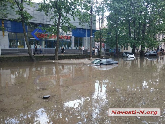 Десятки автомобілів потонули після зливи в Миколаєві 04