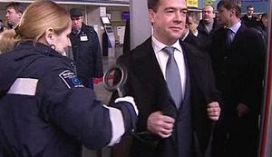 Президента обыскали в аэропорту: "Потемкинские деревни" Медведева. ФОТОрепортаж