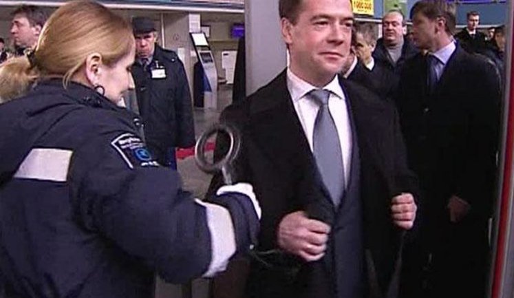 Президента обыскали в аэропорту: "Потемкинские деревни" Медведева. ФОТОрепортаж