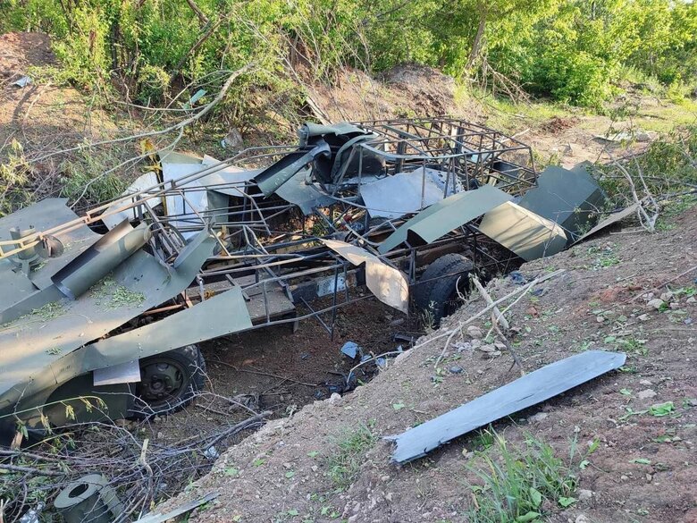 Ворожий дрон-камікадзе знищує український макет самохідної артустановки 01