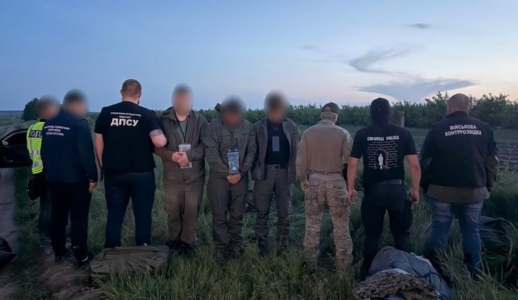 Брали по $5000 на криптогаманець: на кордоні з Молдовою затримали організаторів схеми для ухилянтів. ФОТОрепортаж