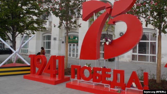 В оккупированном Севастополе к 9 мая вывесили портрет Сталина 02