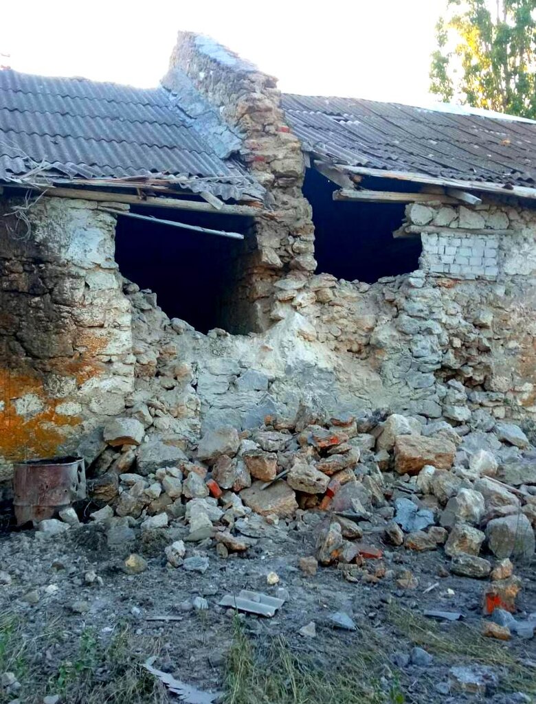 Наслідки ворожих обстрілів Херсонщини: пошкоджені завод, школа, житлові будинки, поранено шість поліцейських 10