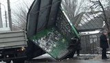 В Мариуполе мусоровоз снес остановку. ФОТО