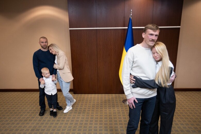 Находящиеся в Турции защитники Мариуполя встретились с родными 12