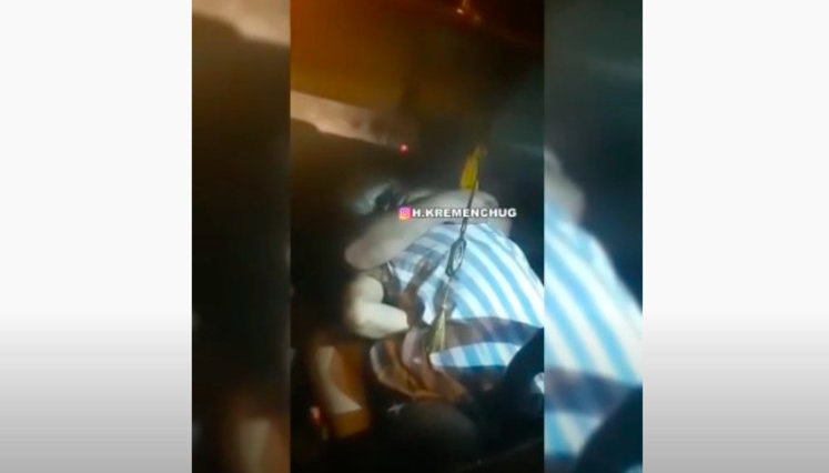 П'яний водій зайнявся сексом із пасажиркою на очах у поліції і перехожих. ВIДЕО