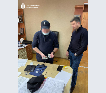 Начальника Ніжинського відділу поліції Духна, на столі якого була табличка Взятки не берем, впіймали на хабарі у $2 тис. 04