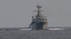 Военный корабль РФ блокирует подход к захваченным украинским буровым установкам в Черном море, - Госпогранслужба. ВИДЕО+ФОТОрепортаж