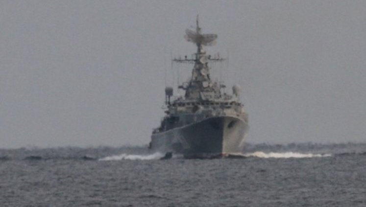 Военный корабль РФ блокирует подход к захваченным украинским буровым установкам в Черном море, - Госпогранслужба. ВИДЕО+ФОТОрепортаж