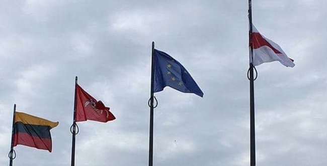 Мерія Вільнюса замінила прапор міста на біло-червоно-білий 01