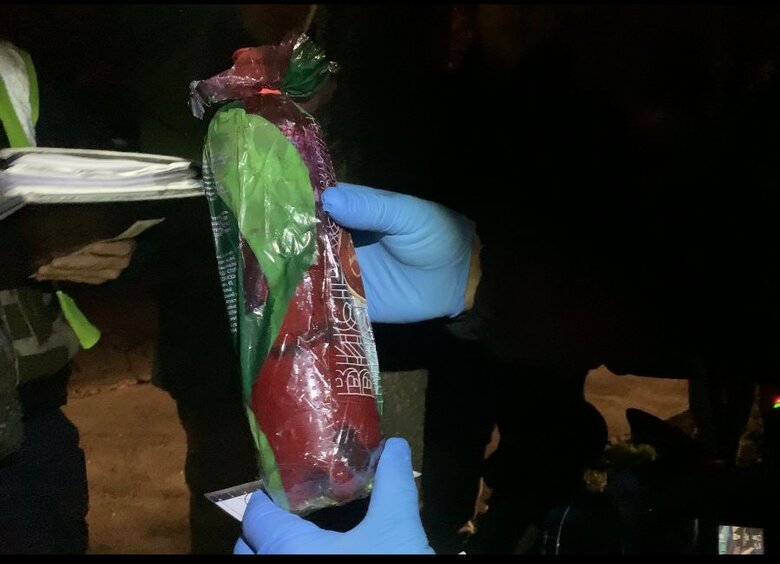 Cyclist rode through Kyiv’s Podil and poured red paint on people. He was detained 03