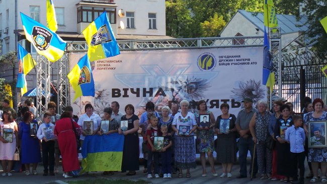 Ilovaisk tragedy anniversary: relatives of fallen servicemen picketing Russian embassy in Kyiv 01