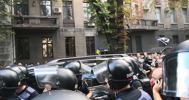 Автомобиль нардепа Павла Пинзеника сбил человека во время перекрытия протестующими дорог возле Верховной Рады 05