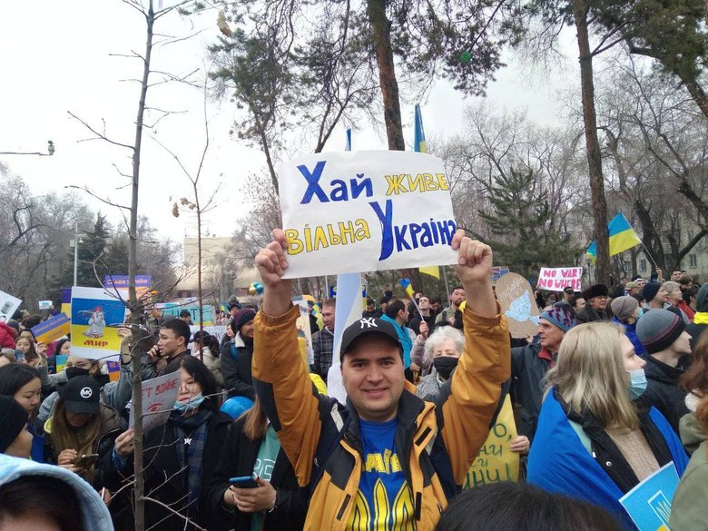 Путін Капут: у Казахстані люди вийшли на мітинг на підтримку України 04