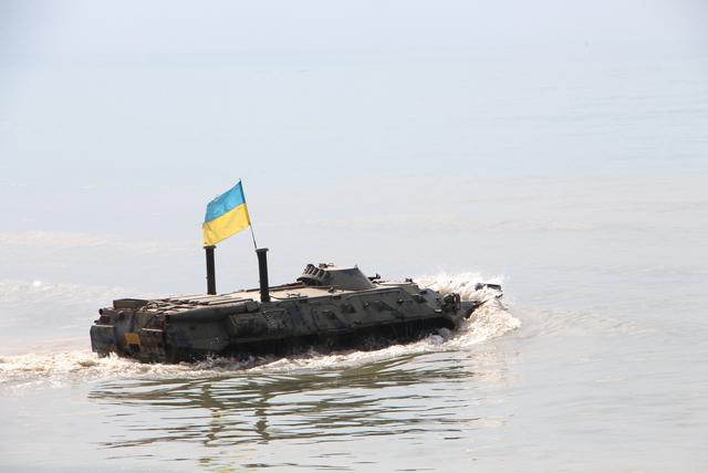 Одесские курсанты отработали вождение боевых машин на плаву 02 Одесские курсанты отработали вождение боевых машин на плаву 02