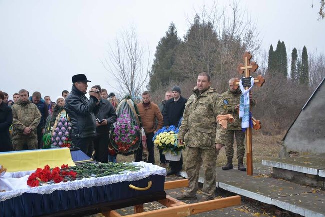 Загиблого українського воїна Артема Соколова поховали в Київській області 03
