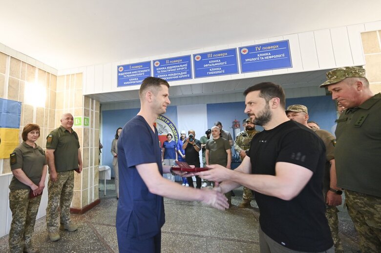 Zelenskyy visits wounded soldiers in Odesa and gives awards 09