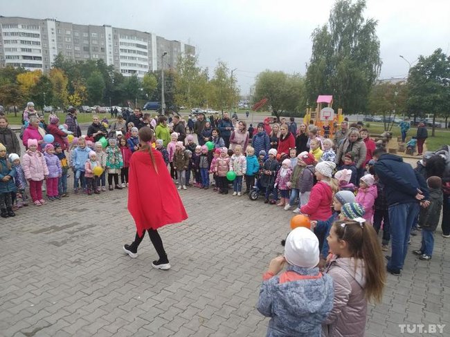 Сотні жінок вийшли на вулиці Мінська з квітами 06