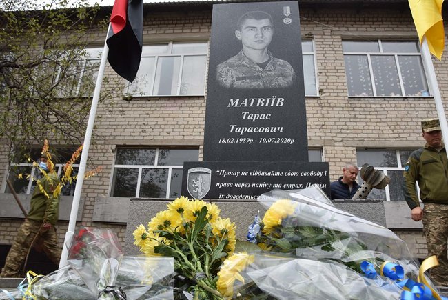 Памятник загиблому Герою України лейтенанту Тарасу Матвіїву відкрили на Луганщині, - пресцентр ОС 02
