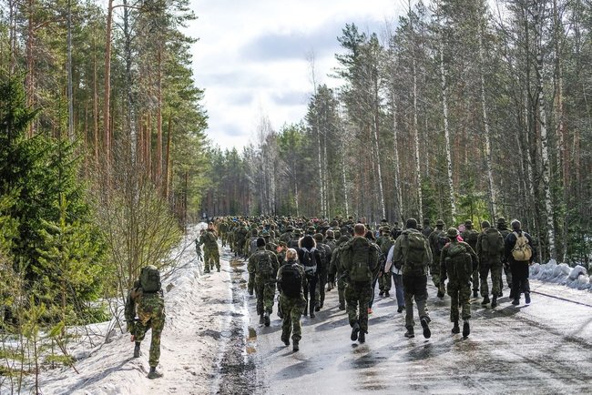 Президент Эстонии Кальюлайд совершила 30-километровый марш-бросок с военнослужащими 03