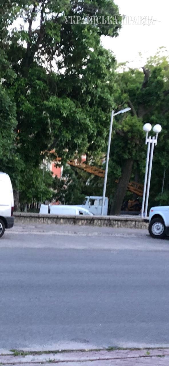 В Херсоне российские оккупанты уничтожили памятник пограничникам 01