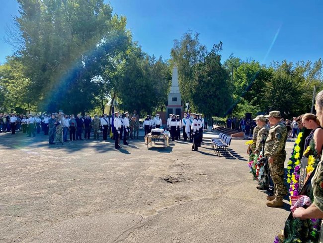 Загиблого на Донбасі матроса Руслана Волкова поховали в Одеській області 03