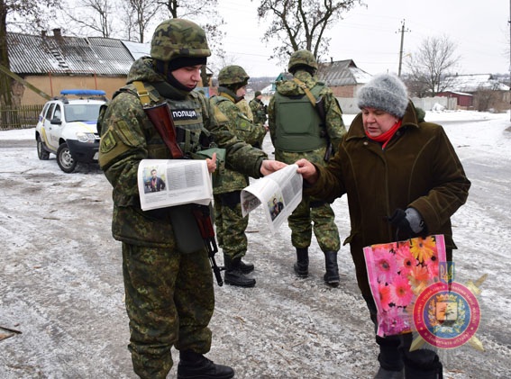 Поліція почала поширювати в Авдіївці першу українську газету 01