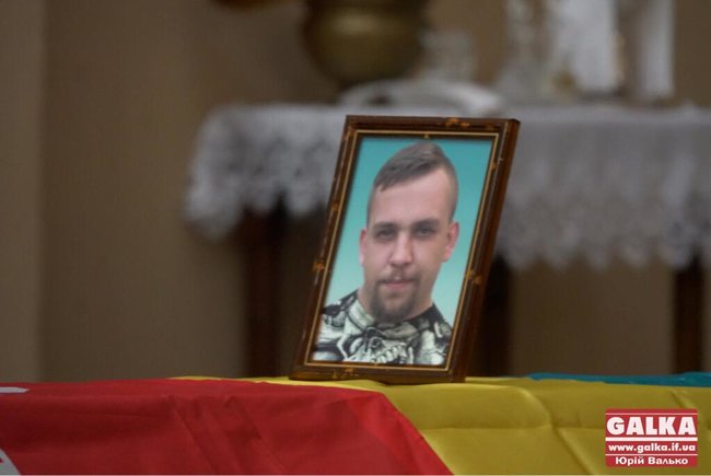 Із загиблим у зоні АТО воїном ДУК Правий сектор Андрієм Витвицьким попрощалися в Івано-Франківську 02