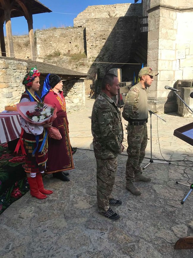 Церемонія нагородження недержавною нагородою Народний герой України відбулася в історичній фортеці Хотин 02