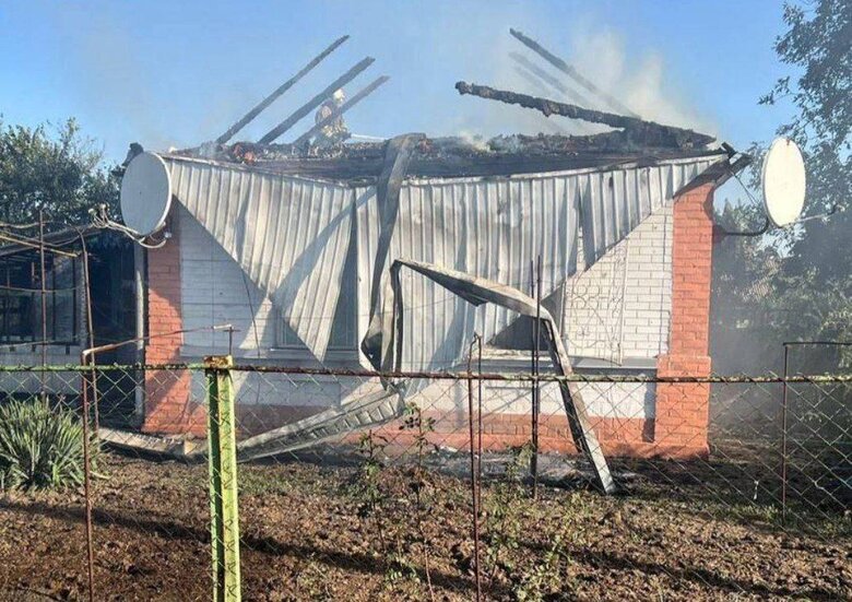 Рятувальники гасять пожежу спричмнену російським ударом на Нікопольщині