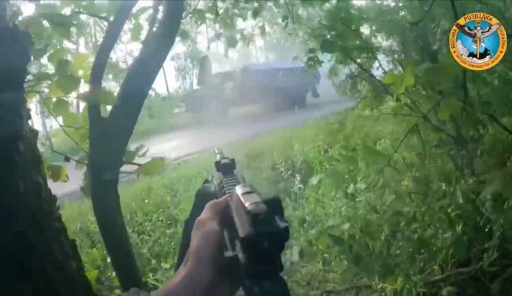 Chechen volunteer soldiers destroy Russian truck from ambush. VIDEO