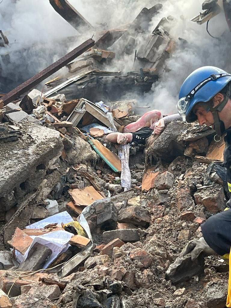 In Zaporizhzhia, rescuers continue to dismantle debris. It is known about three dead people 01