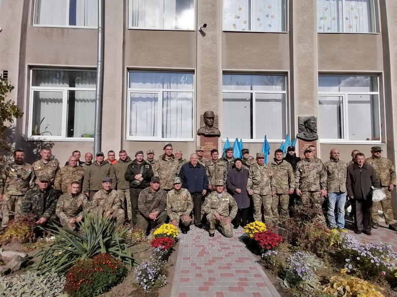 Барельєф загиблому на Донбасі українському воїну Сергію Барничу встановили в Калуші 01