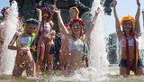 Нет воды в кране - моюсь на Майдане: FEMEN показали, как будут мыться евроболельщики. ФОТОрепортаж