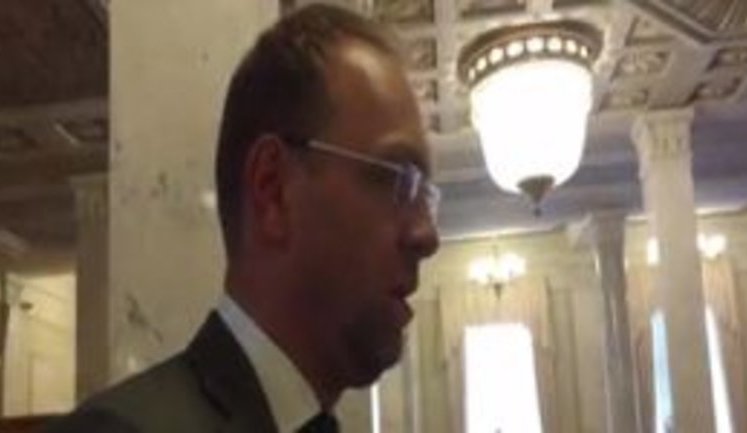 "Hroisman was painting fences at Vinnytsia cemetery in 2008. He definitely does not understand general policy," – MP Vlasenko on PM's statement