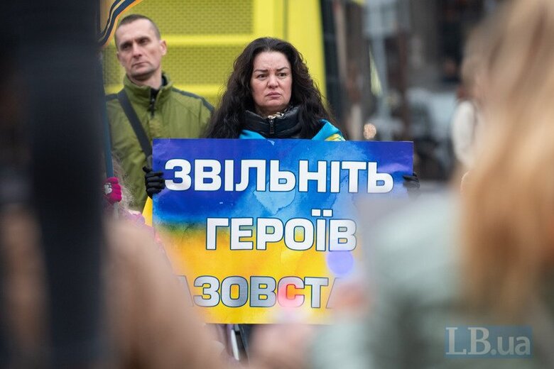 Семьи защитников Мариуполя прошли шествием по Львову 07