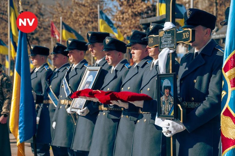 У Житомирі попрощалися з пілотом Олександром Довгачем