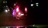 Нетверезий водій у Житомирі затиснув автосклом руку патрульному і протягнув його за машиною 35 метрів. ВIДЕО
