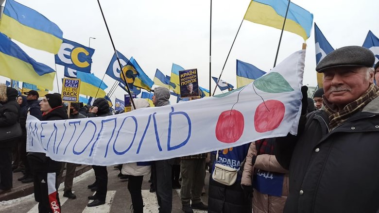 Прихильники Порошенка зібралися біля аеропорту Київ 28