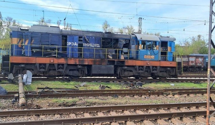 РФ атаковала железную дорогу: дроны нанесли удар по тепловозам, есть погибшая