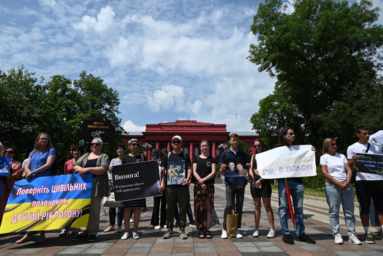 На акції в Києві вимагали визволити цивільних заручників Росії 09