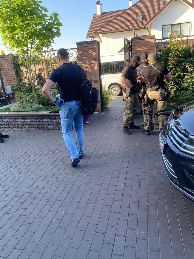 Экс-министр Омелян заявил об обысках в его доме сотрудниками ГБР 01