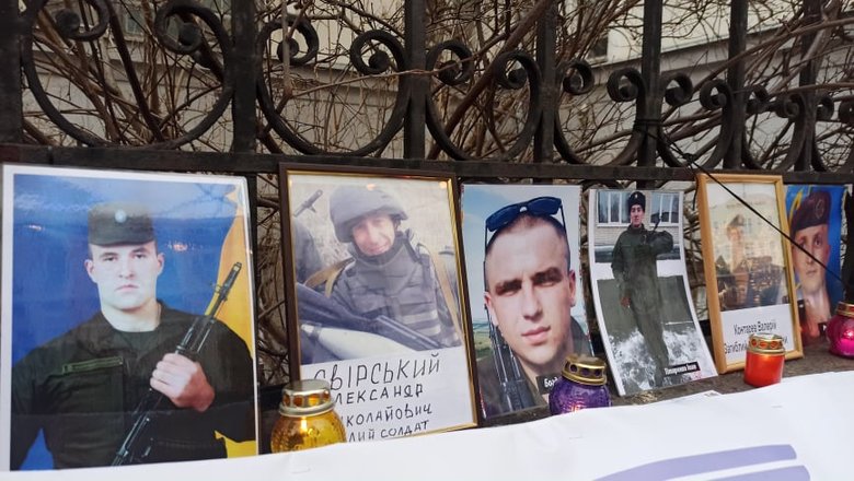 Требую справедливости: родные погибших военнослужащих пикетировали ОП с требованием расследовать случаи небоевых потерь 24