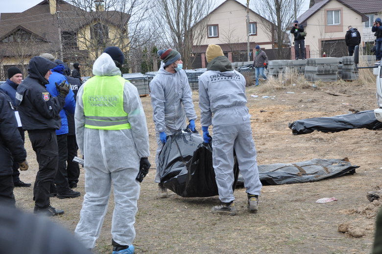 В Бучі ексгумують з братської могили тіла вбитих росіянами мирних жителів: Майже всі з вогнепальними пораненнями, деякі із завязаними руками та ногами 22