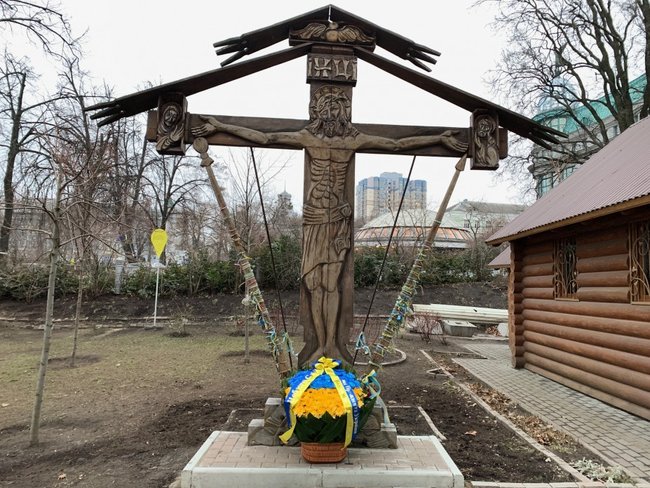 У память про героїв Небесної Сотні Нігояна і Жизневського були покладені квіти до місць їхньої загибелі, - ОП 02