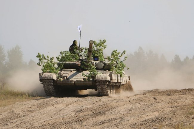 Конкурс на лучший танковый взвод ВСУ проходит на Ривненщине: Т-80 впервые в этом году отстрелялись при помощи БПЛА 06