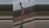 "Бл#дь! Тре подальше від нього! Я аж злякався!", - на трассе Киев-Чоп вблизи Ривного голый мужчина бегал вдоль дороги. ВИДЕО