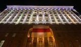 Біло-червоний прапор вивісили на будівлі КМДА. ФОТО