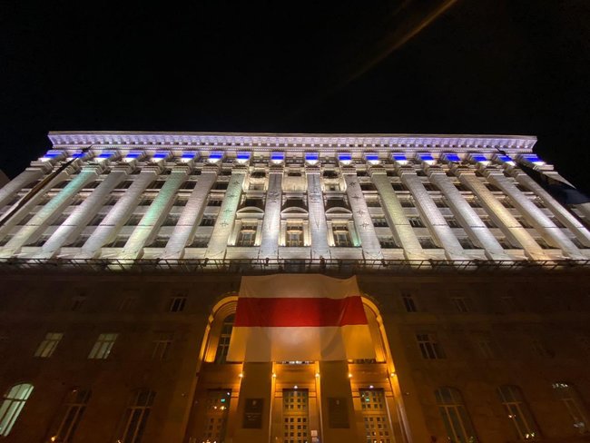 Біло-червоний прапор вивісили на будівлі КМДА 01